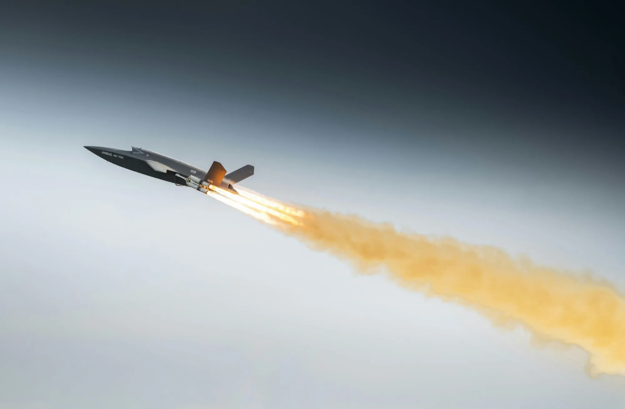 El avión de combate autónomo U740 Valkyrie de Airbus realizó el 29 de septuembre de 2026 su primer vuelo en Europa y alcanzó Mach 0,8 durante sus pruebas. Crédito: Airbus Defense.