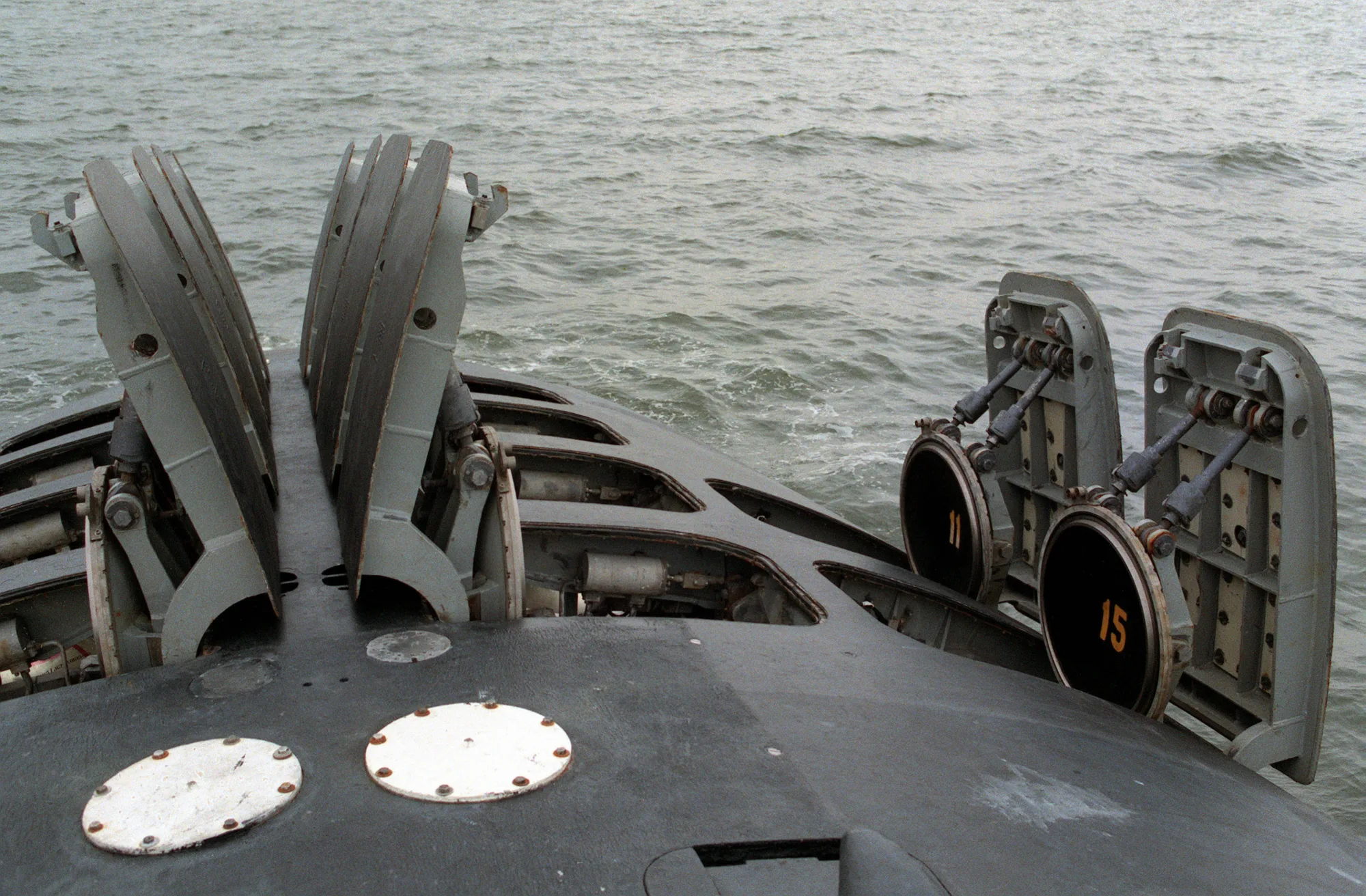Vista de los tubos del sistema de lanzamiento vertical (VLS) del submarino nuclear estadounidense USS Oklahoma City (SSN-723), utilizados para disparar misiles de crucero Tomahawk desde debajo de la superficie. Imagen: Armada de Estados Unidos.