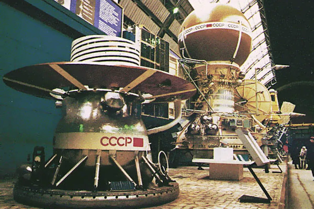 Maquetas de las sondas soviéticas Venera: a la izquierda, el módulo de aterrizaje; a la derecha, la nave completa, con el orbitador y la cápsula que protegía al módulo durante el viaje a Venus.