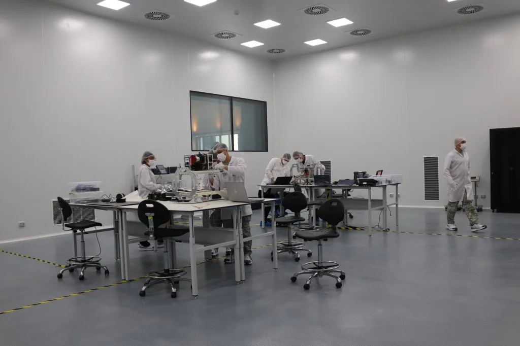 La Fuerza Aérea de Chile, a través del Centro Espacial Nacional (CEN), culminó el ensamblaje e integración de los microsatélites experimentales SNSat-1 y SNSat-2. Crédito: FACH