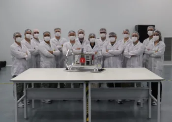 La Fuerza Aérea de Chile, a través del Centro Espacial Nacional (CEN), culminó el ensamblaje e integración de los microsatélites experimentales SNSat-1 y SNSat-2. Crédito: FACH