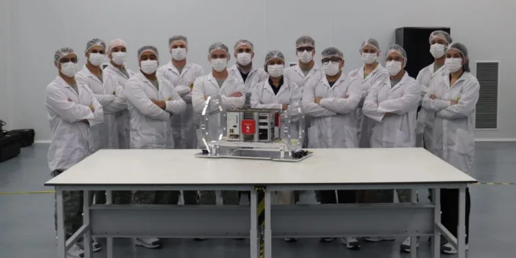 La Fuerza Aérea de Chile, a través del Centro Espacial Nacional (CEN), culminó el ensamblaje e integración de los microsatélites experimentales SNSat-1 y SNSat-2. Crédito: FACH