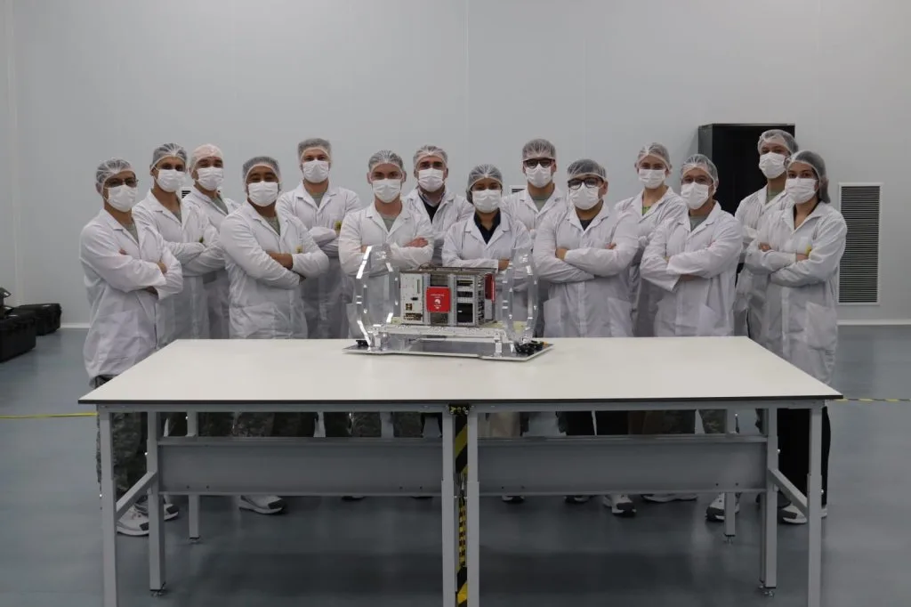 La Fuerza Aérea de Chile, a través del Centro Espacial Nacional (CEN), culminó el ensamblaje e integración de los microsatélites experimentales SNSat-1 y SNSat-2. Crédito: FACH