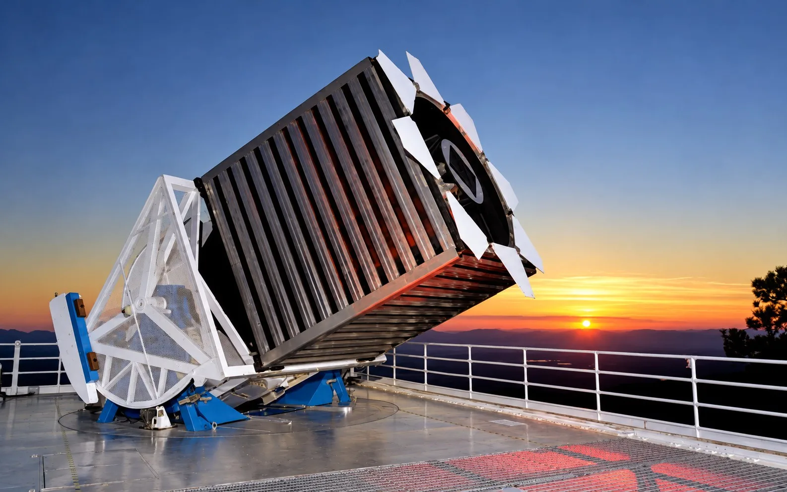 El telescopio Sloan de 2,5 metros, en el Observatorio Apache Point (EE. UU.), obtuvo los espectros utilizados en el estudio. Su instrumentación permite descomponer la luz estelar para analizar su composición química.